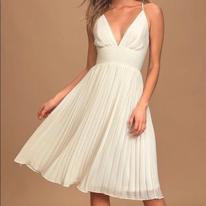 NWT! Lulu’s “Love me to the Moon” Pleated Dress
